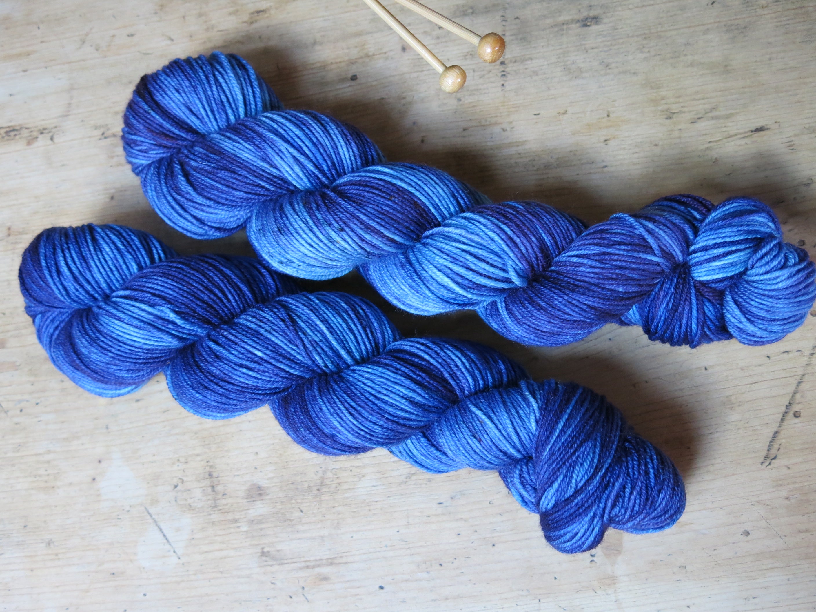 blue speckled hand dyed superwash merino double knit yarn