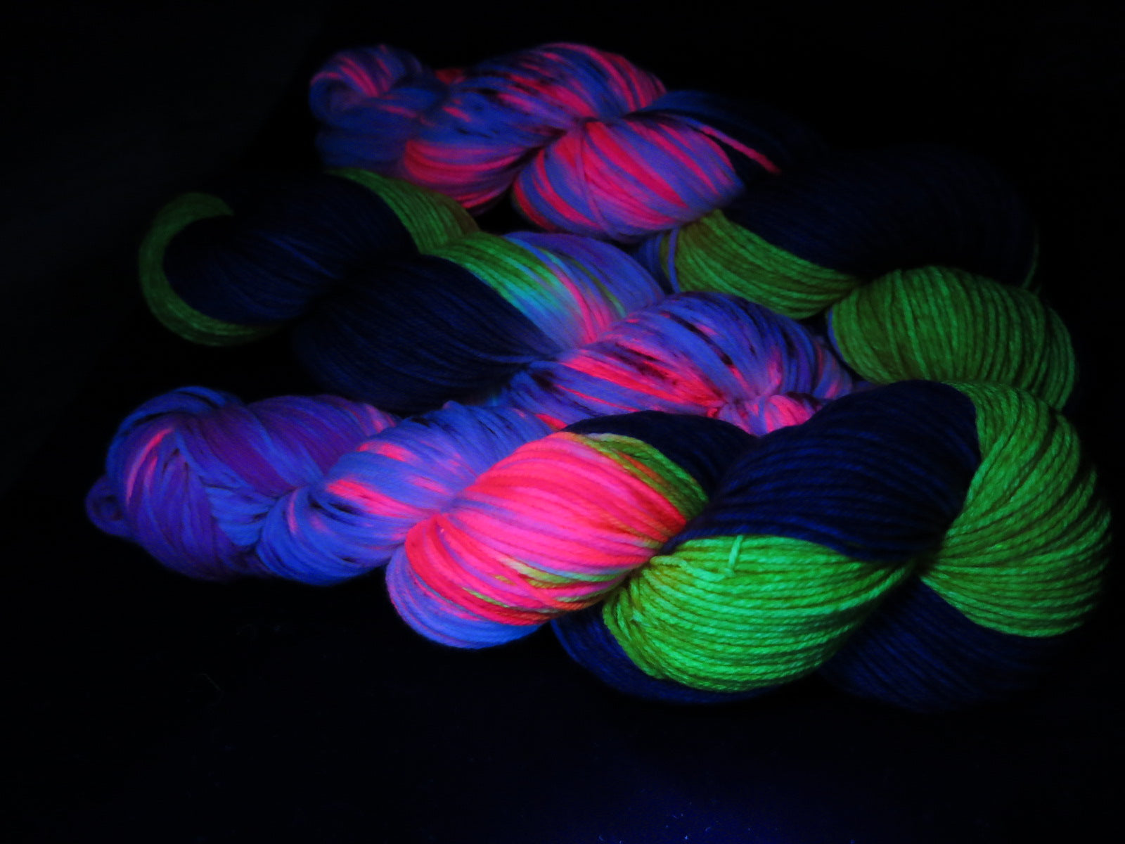 uv reactive yarn fluorescing under black light