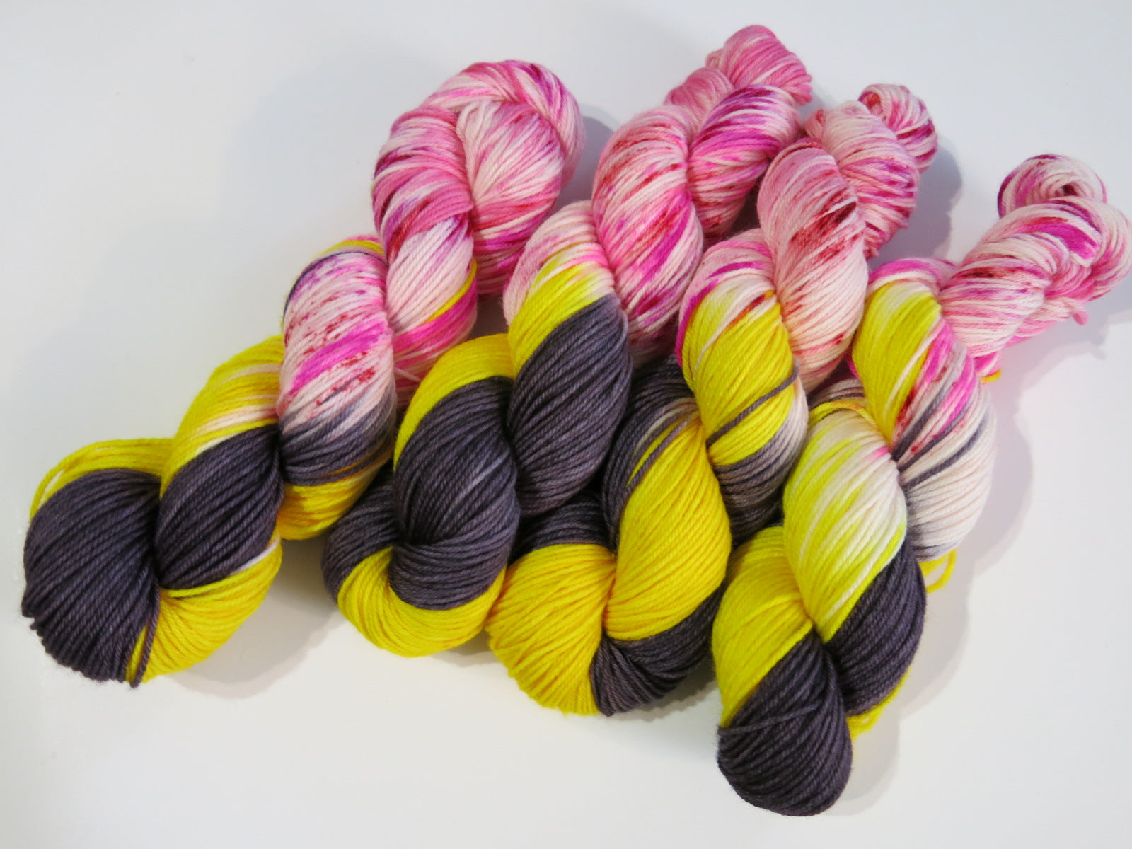 hand dyed valentine yarn with speckles and bees