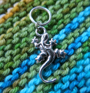 snagless silver lizard stitch marker for knitting in a jumpring