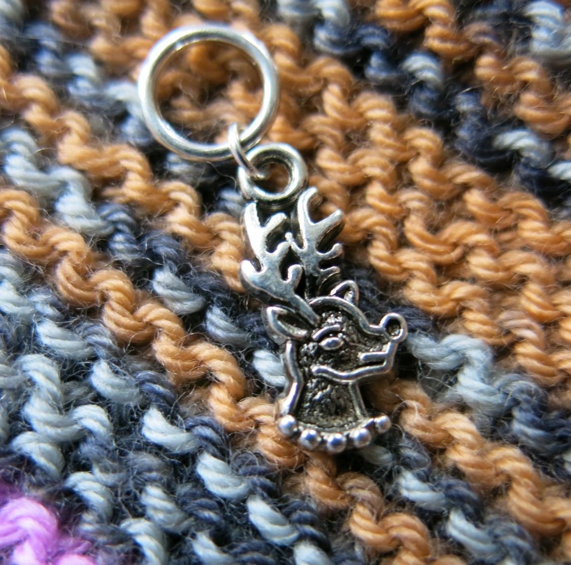 christms reindeer charm on a snagless jumpring for knitting