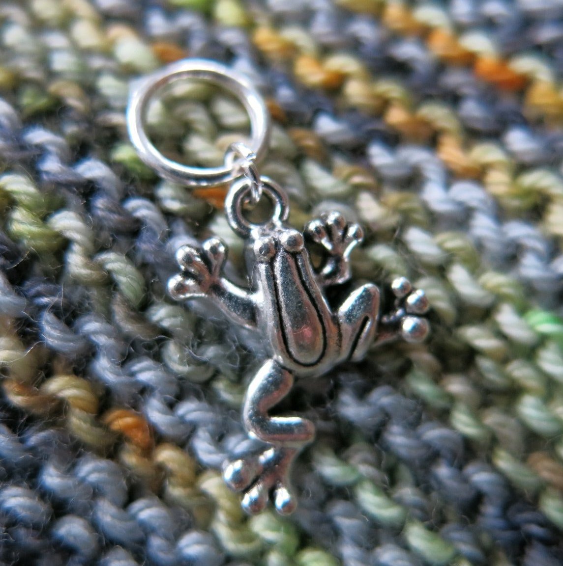 silver snagless frog charm stitch markers for knitting