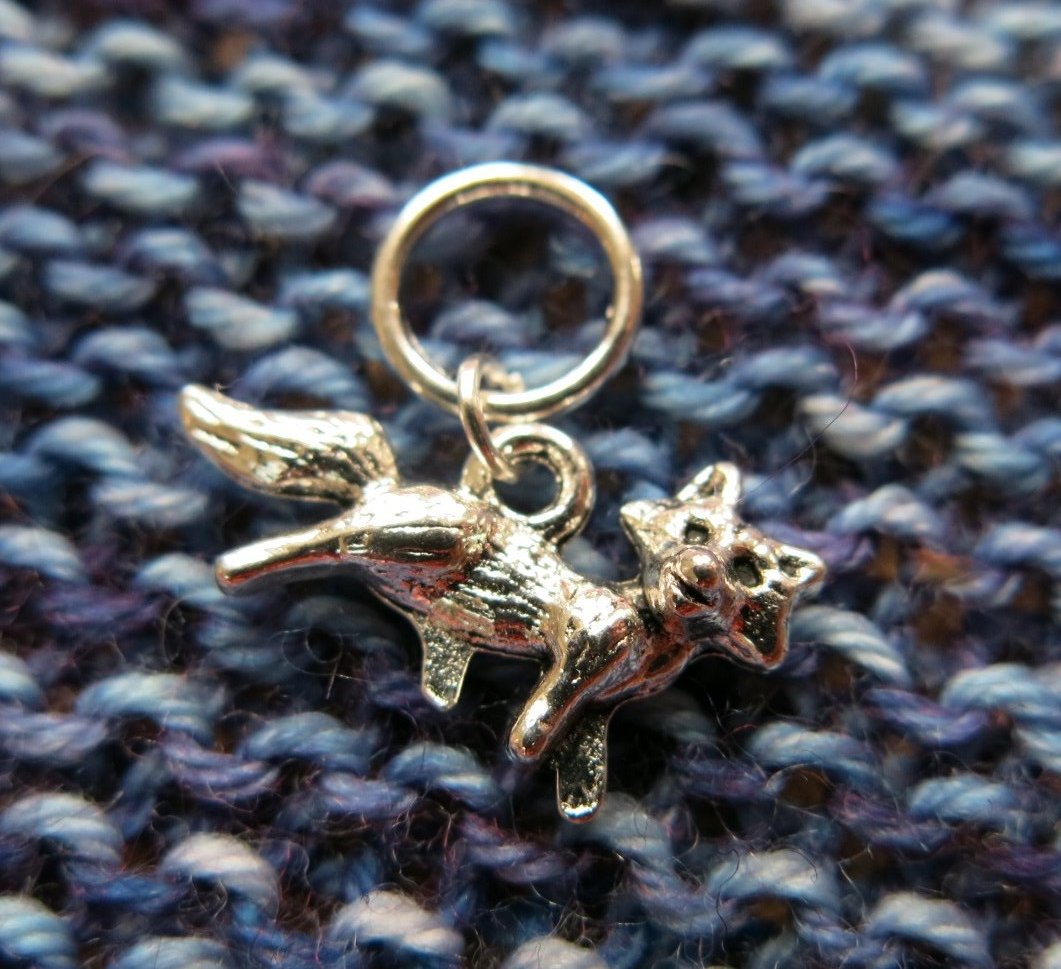 snagless stitch marker with a 3d silver fox charm