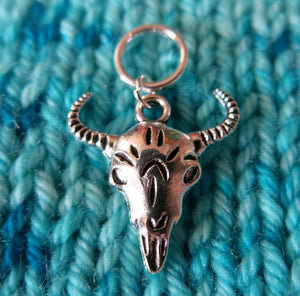 snagless silver jumpring stitch marker with a cow skull charm
