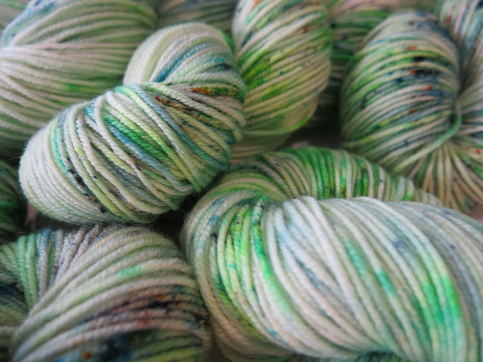 light speckled green 8ply suerwash merino for knitting