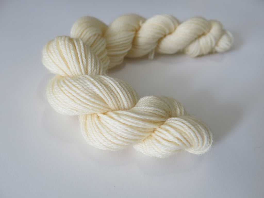 creamy ivory coloured merino sock yarn mini skein