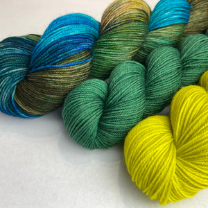 Peacock Cowl Kit - Yarn & Knitting Pattern