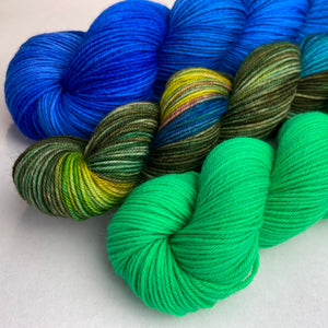 Peacock Cowl Kit - Yarn & Knitting Pattern